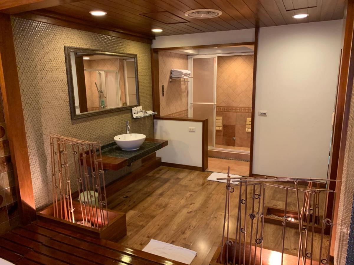 Yhc Hotel Тайнань Экстерьер фото