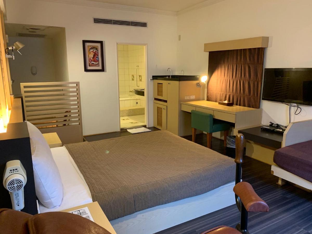Yhc Hotel Тайнань Экстерьер фото