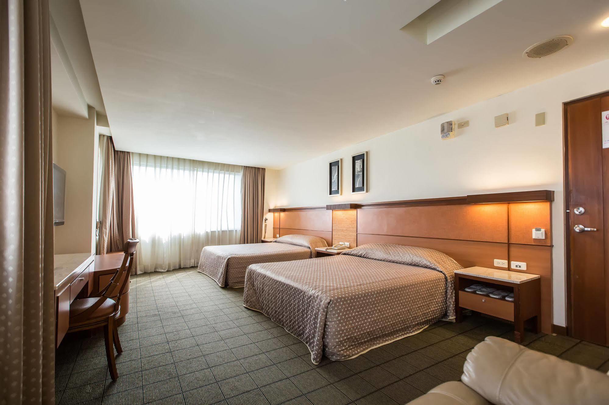 Yhc Hotel Тайнань Экстерьер фото
